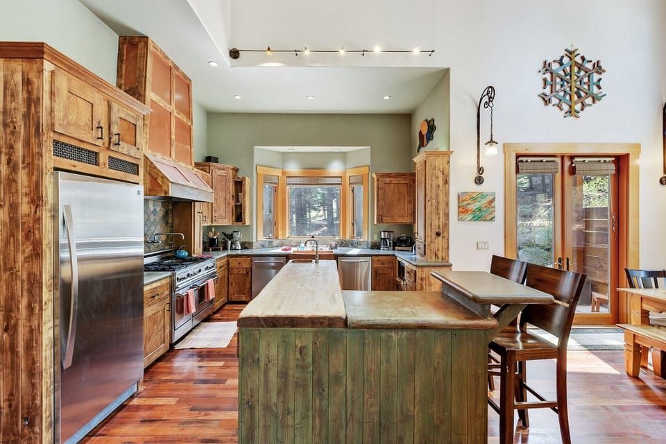 House, 6 Bedrooms | Private kitchen | Fridge, microwave, oven, dishwasher