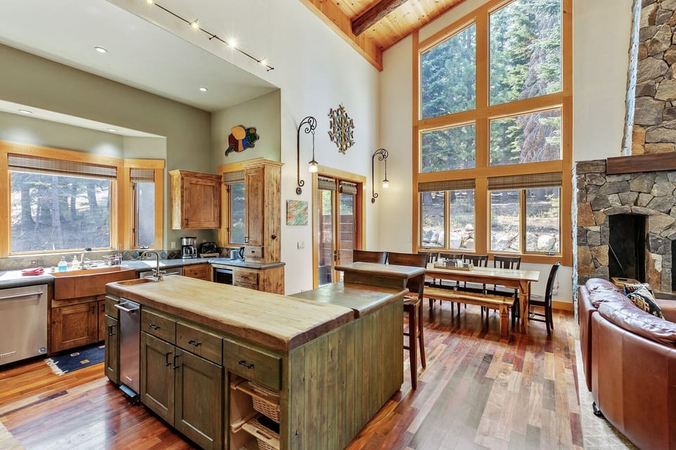 House, 6 Bedrooms | Private kitchen | Fridge, microwave, oven, dishwasher
