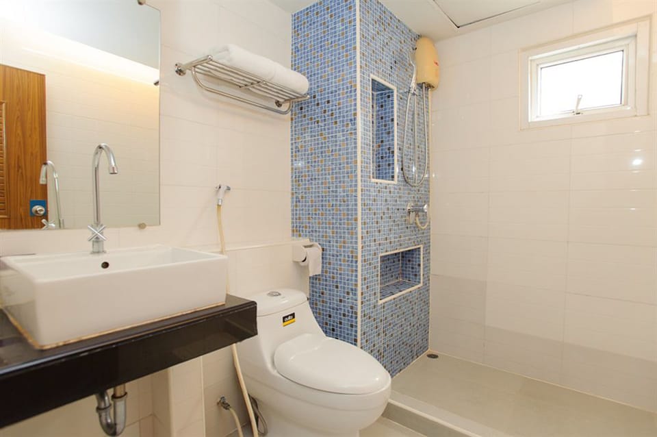 Shower, free toiletries, hair dryer, towels