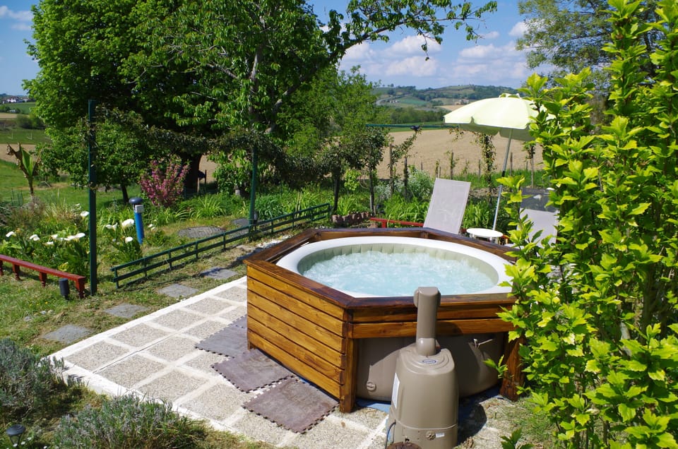 Outdoor spa tub