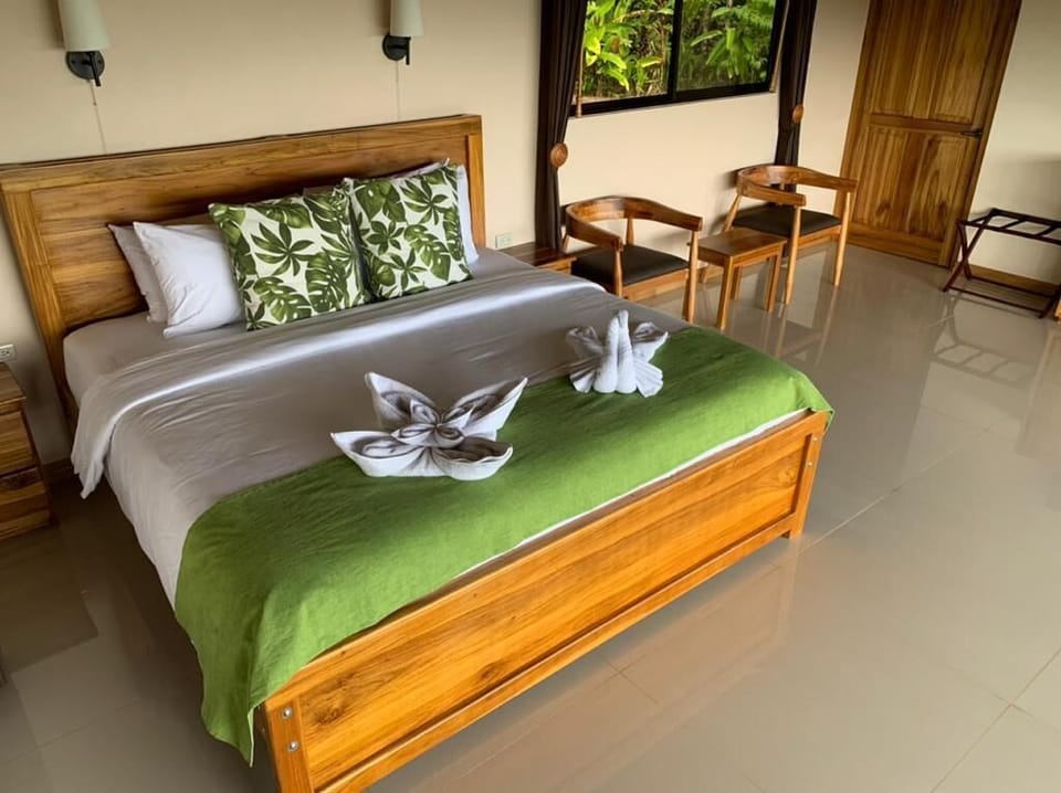 Signature Room | In-room safe, blackout drapes, WiFi (free), bed sheets
