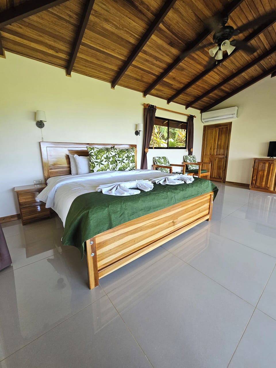 Signature Room | In-room safe, blackout drapes, WiFi (free), bed sheets