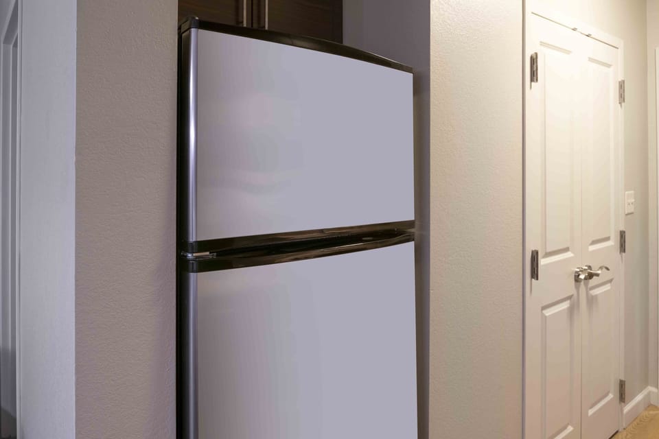 Full-size fridge, microwave, stovetop, dishwasher