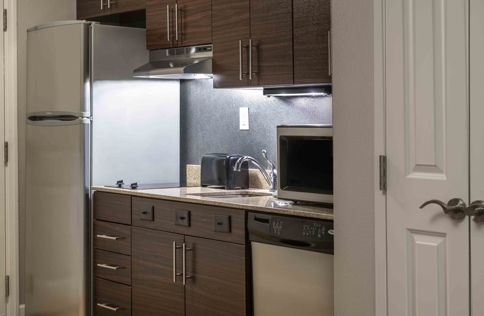 Full-size fridge, microwave, stovetop, dishwasher