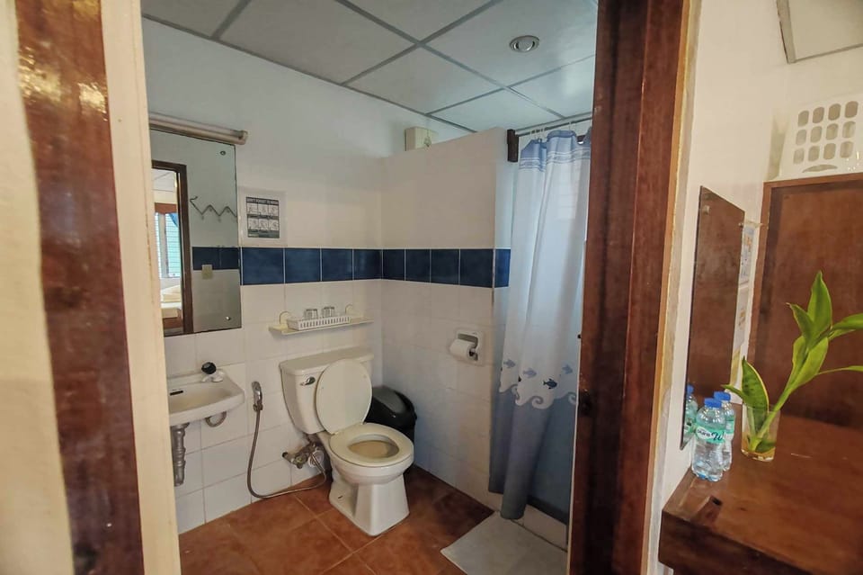 Superior Double Room, Beachfront | Bathroom | Shower, rainfall showerhead, free toiletries, bidet