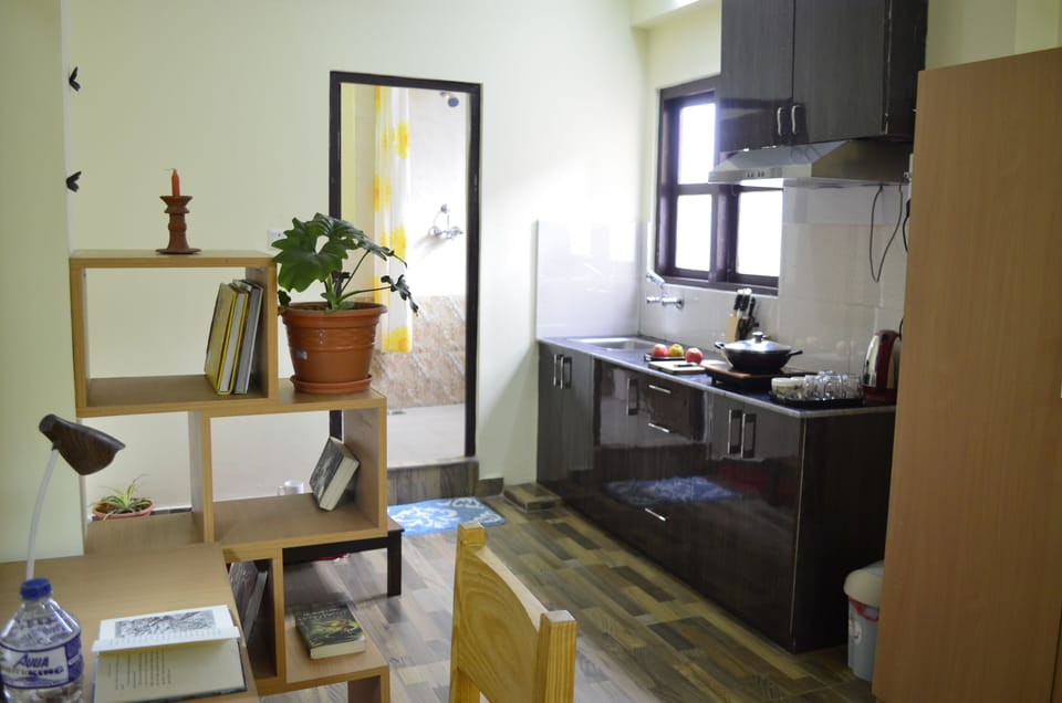 Comfort Room, 1 Queen Bed | Private kitchen | Shared fridge, microwave