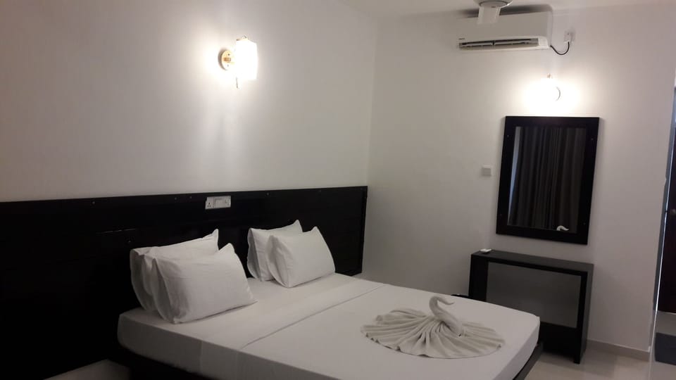 Deluxe Double or Twin Room | Desk, soundproofing, bed sheets