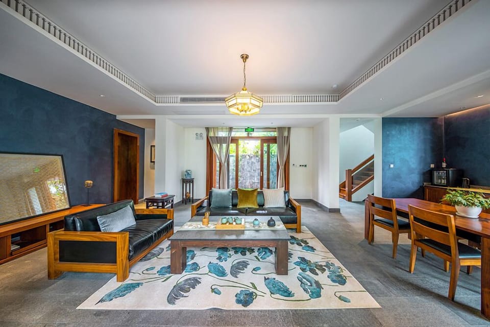 Luxury House | Living room | 43-inch TV with cable channels, DVD player