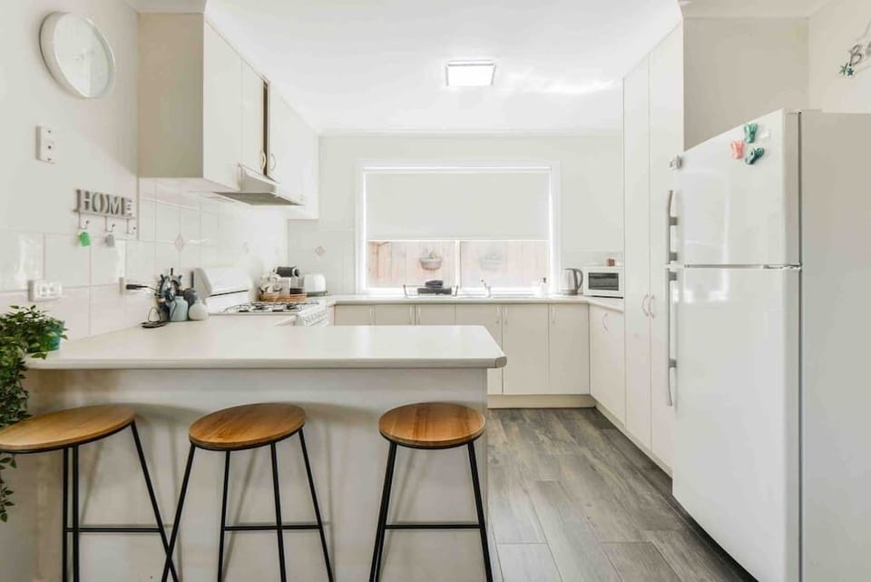 Fully equipped kitchen with oven, stove, fridge, pod coffee machine