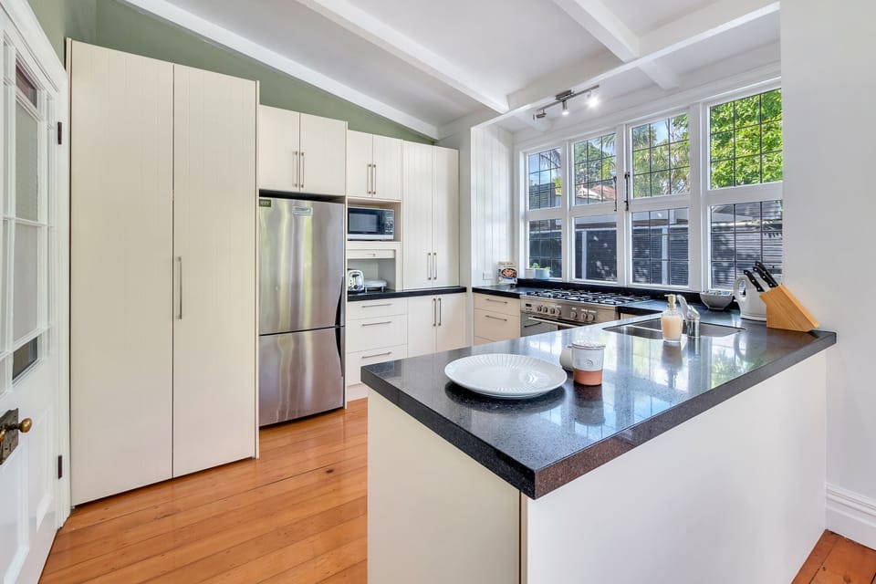 House, 3 Bedrooms | Private kitchen | Full-size fridge, microwave, oven, stovetop