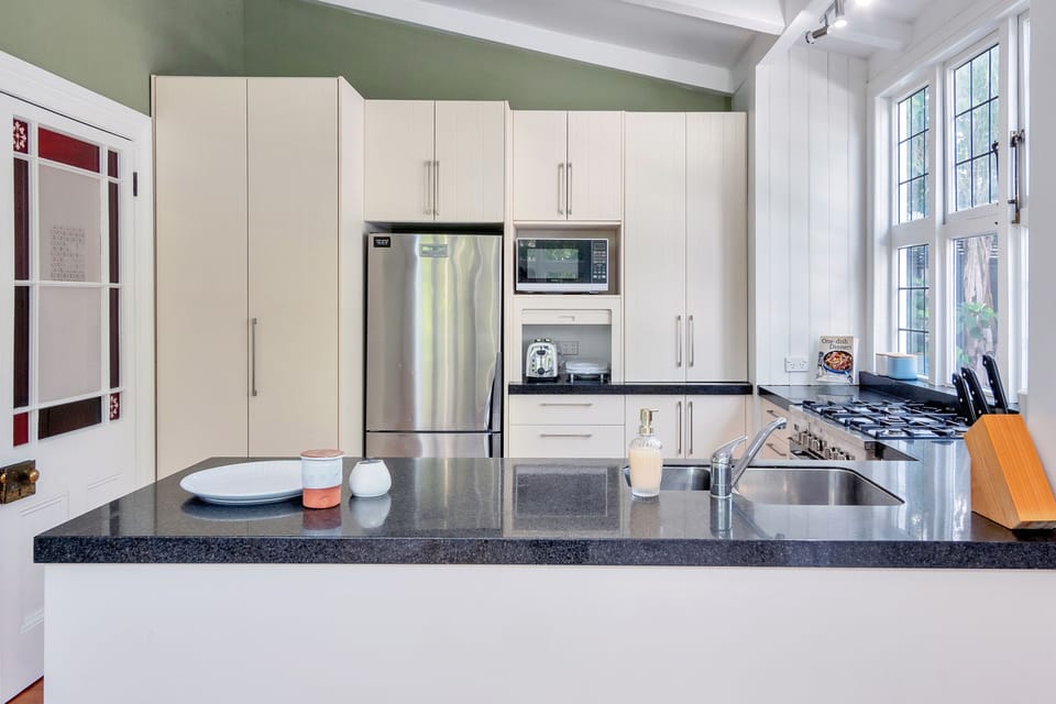 House, 3 Bedrooms | Private kitchen | Full-size fridge, microwave, oven, stovetop