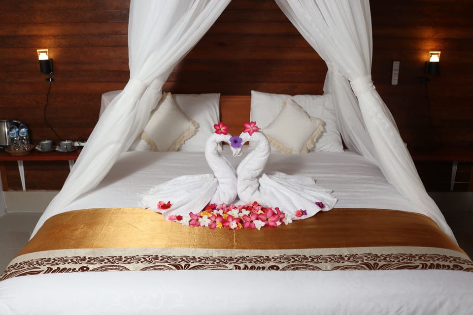 Deluxe Cottage | Bathroom | Shower, free toiletries, towels