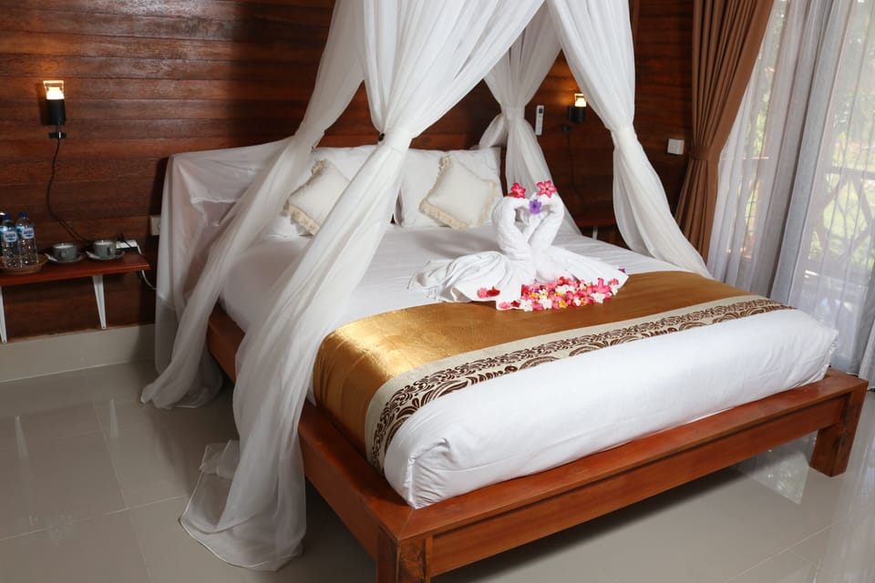 Deluxe Cottage | Bathroom | Shower, free toiletries, towels