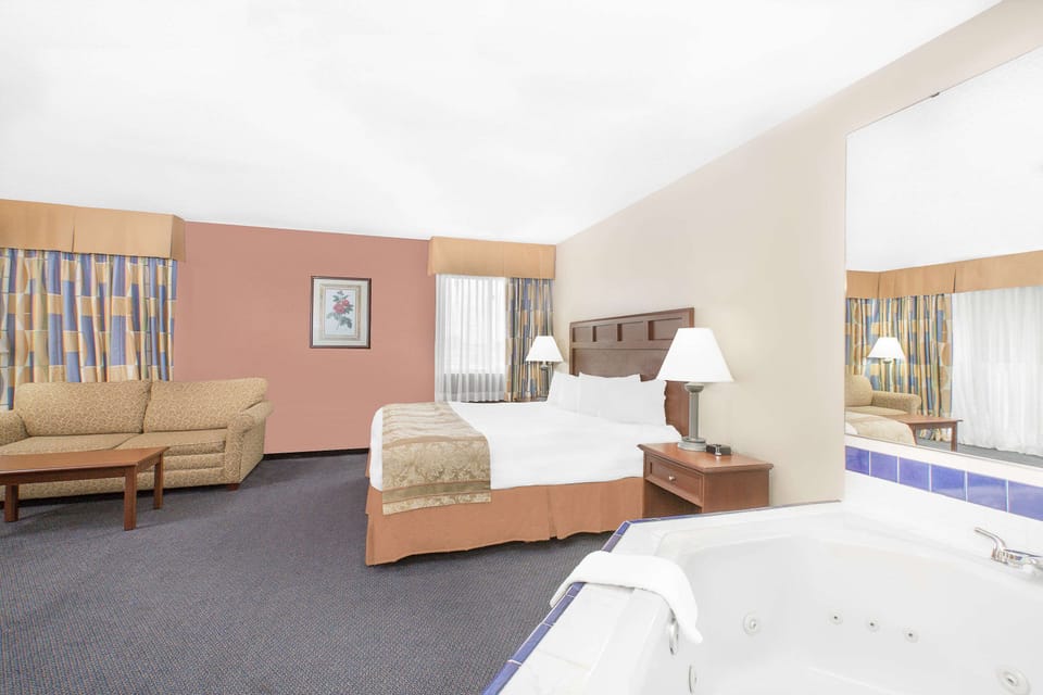 Studio Suite, 1 King Bed, Non Smoking | In-room safe, iron/ironing board, free WiFi, bed sheets