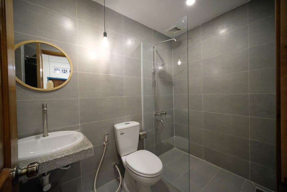 Family Room | Bathroom | Shower, free toiletries, hair dryer, slippers