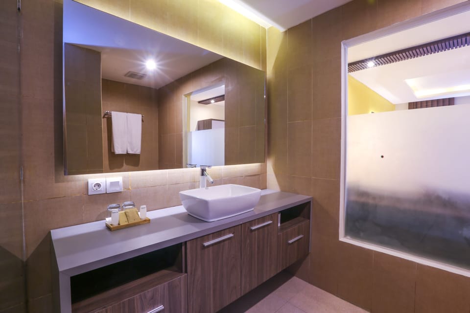 Deluxe Twin Room | Bathroom | Separate tub and shower, rainfall showerhead, hair dryer, bidet