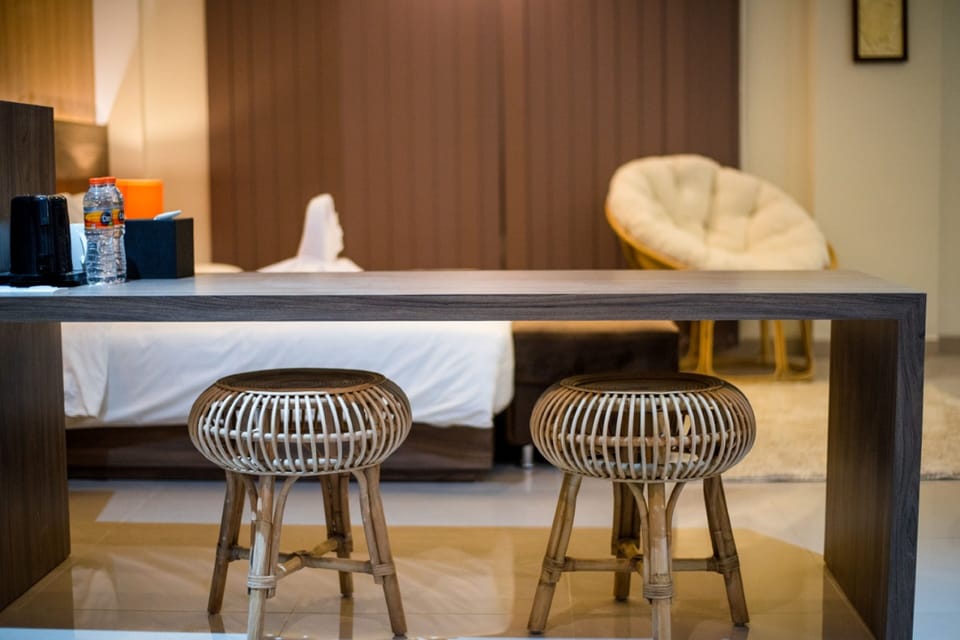 Jacuzzi Suite Room | Minibar, in-room safe, desk, iron/ironing board