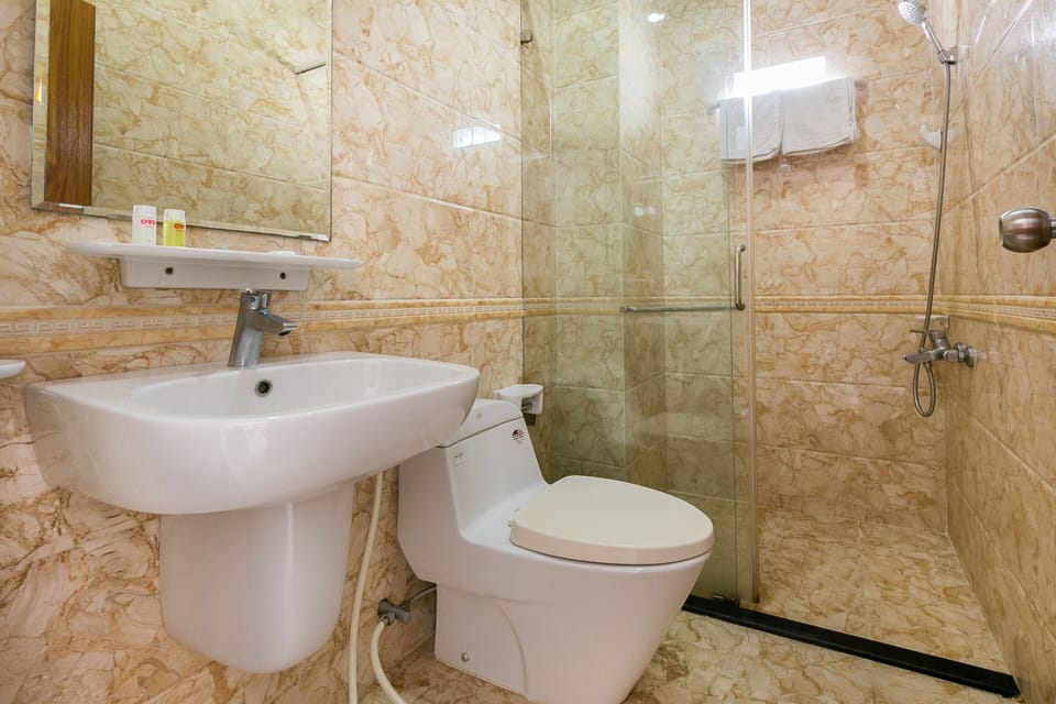 Deluxe Quadruple Room | Bathroom | Shower, free toiletries, slippers, bidet