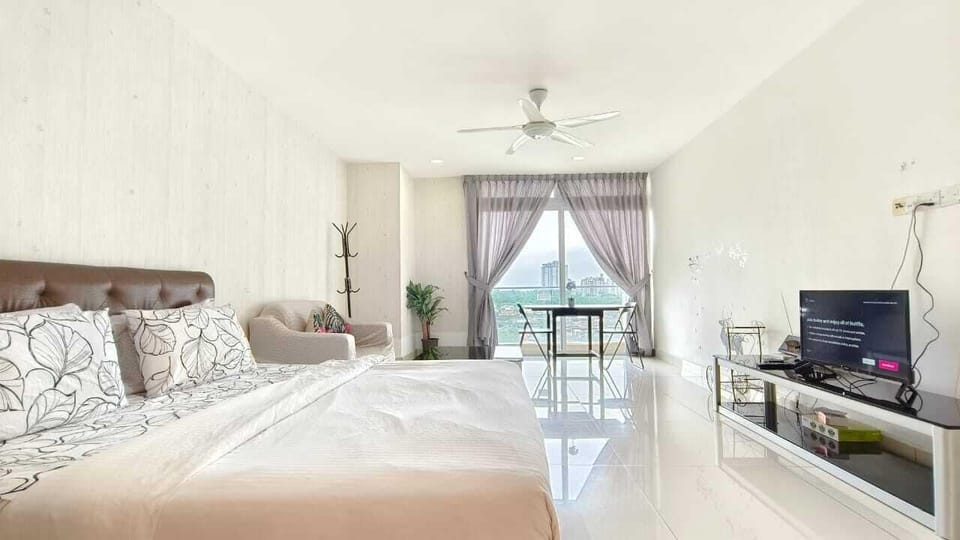 Standard Studio, 1 King Bed, Balcony, City View | Iron/ironing board, free WiFi, bed sheets