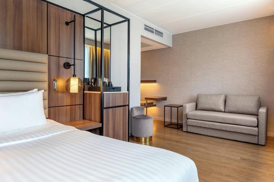 Family Room, 1 King Bed | Minibar, in-room safe, laptop workspace, blackout drapes