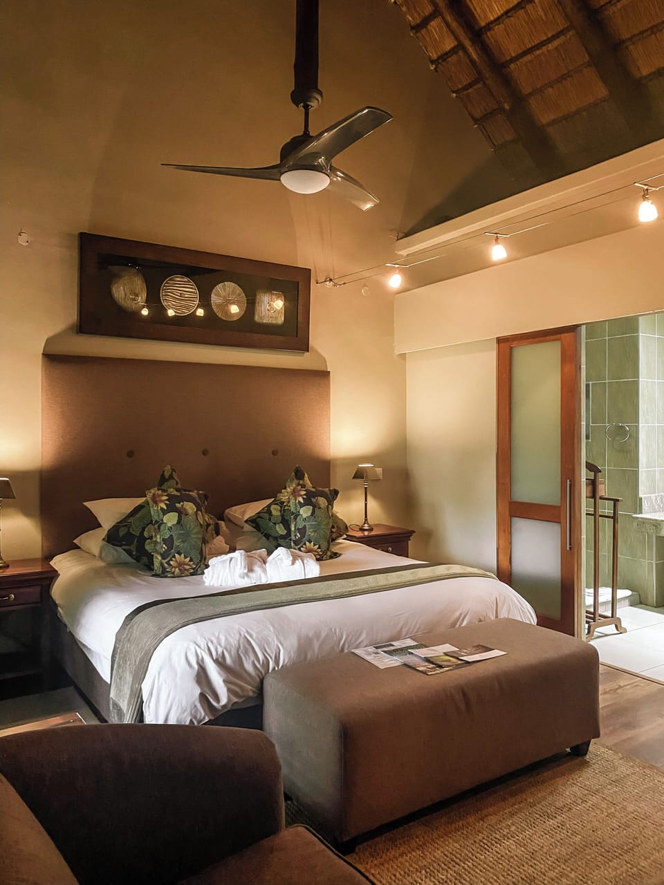 Luxury Room | In-room safe, iron/ironing board, WiFi (free), bed sheets