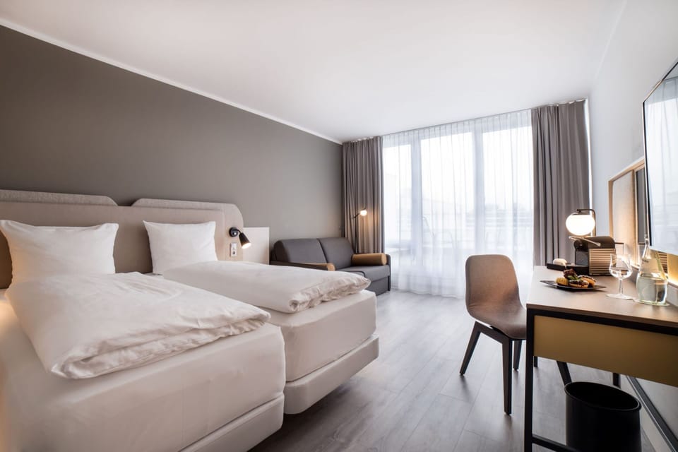 Junior Suite | Hypo-allergenic bedding, in-room safe, desk, laptop workspace