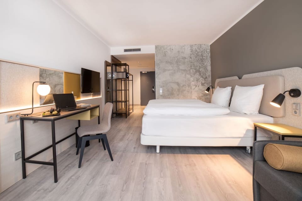 Junior Suite | Hypo-allergenic bedding, in-room safe, desk, laptop workspace