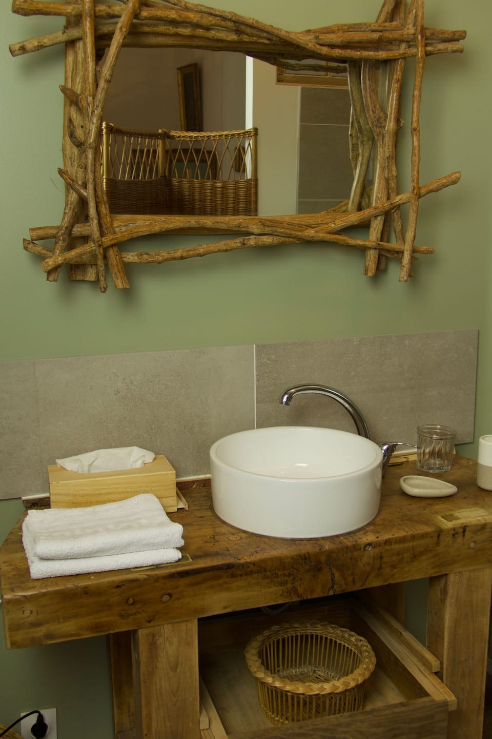 Deluxe Room (Fayettes) | Bathroom | Shower, rainfall showerhead, free toiletries, hair dryer