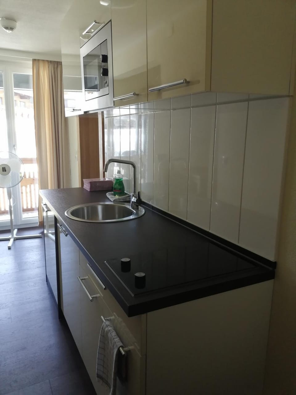 Coffee/tea maker, electric kettle, cleaning supplies