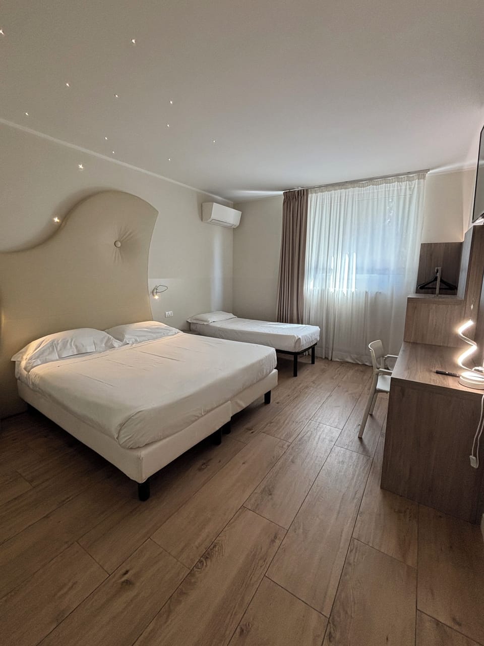 Deluxe Triple Room | Minibar, soundproofing, free WiFi, bed sheets
