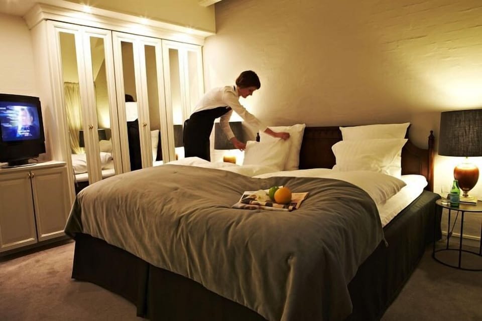 Superior Room | Desk, iron/ironing board, free WiFi, bed sheets