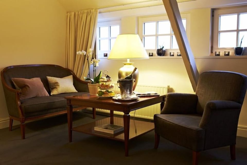 Suite, 1 Bedroom | Living area | 26-inch TV with cable channels