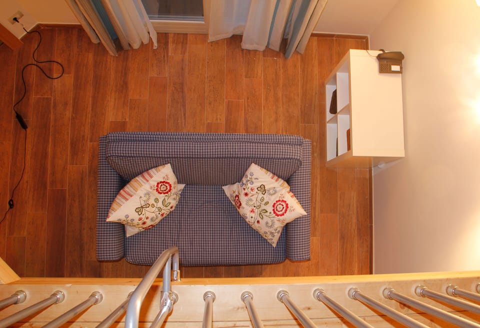 Desk, cribs (free), WiFi (free), bed sheets