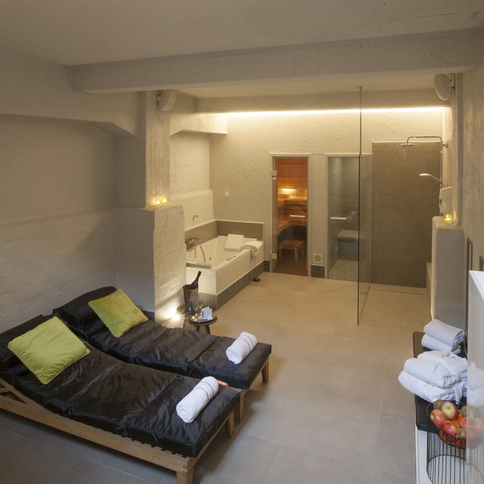 Indoor spa tub