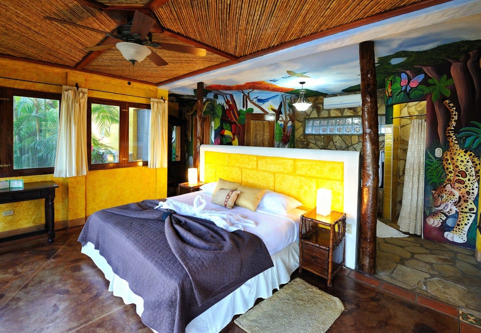 Honeymoon Studio, 1 King Bed | Premium bedding, minibar, in-room safe, blackout drapes