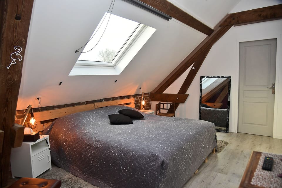 Double Room (La tete dans les étoiles) | Individually decorated, individually furnished, blackout drapes