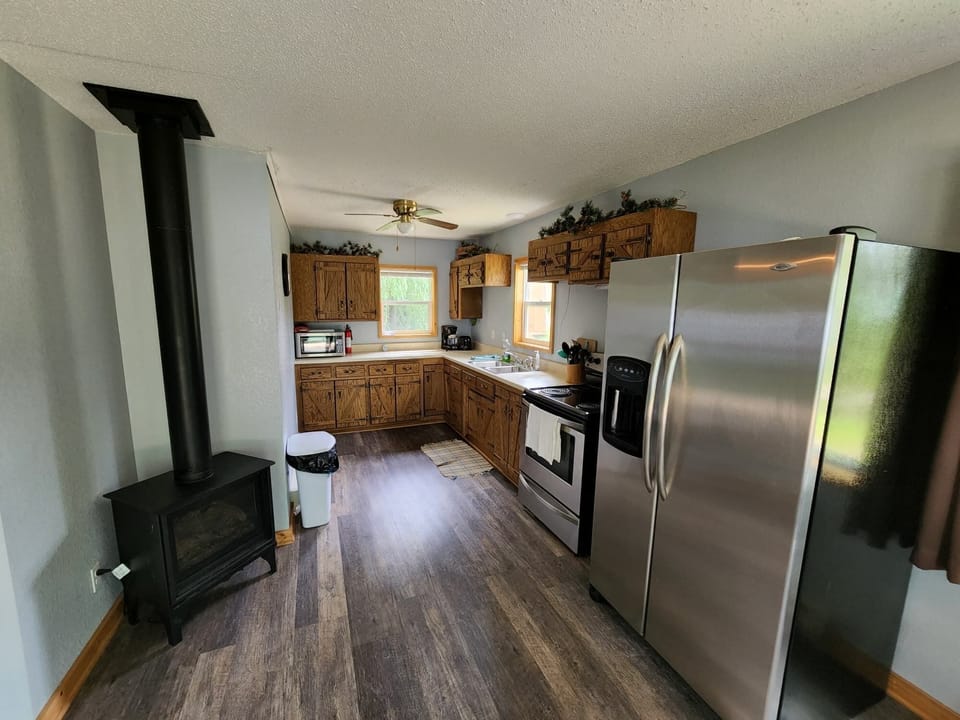 Family Cabin, 2 Bedrooms, Lake View, Lakeside | Private kitchen | Microwave, coffee/tea maker