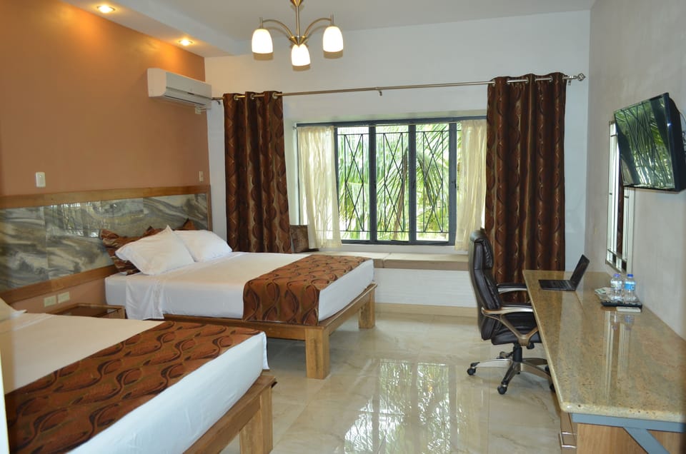 Superior Room, Ensuite | Iron/ironing board, WiFi (free), bed sheets