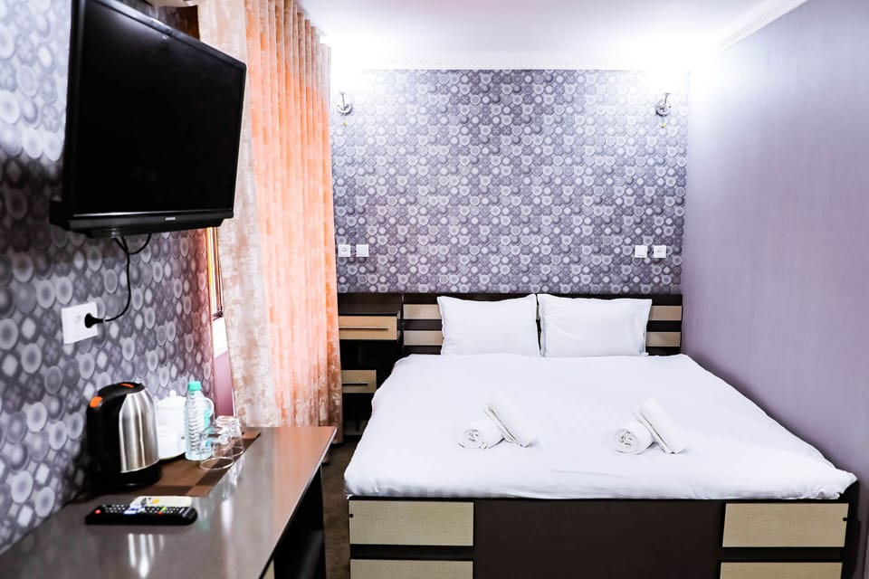 Superior Room | Desk, laptop workspace, blackout drapes, soundproofing