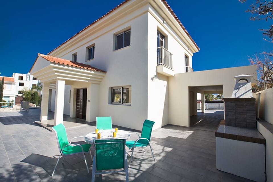 Villa (4 Bedrooms) | Property grounds