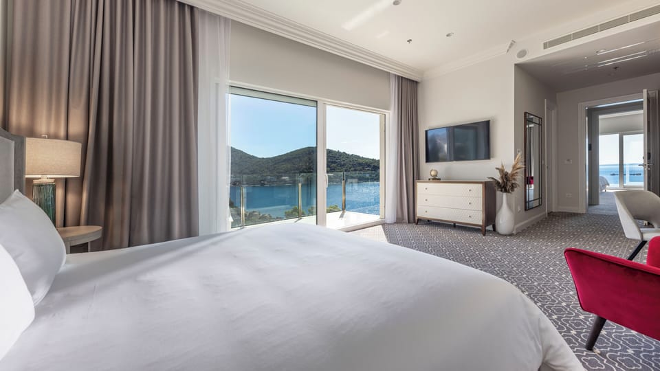 Luxury Suite, Balcony, Sea View | Hypo-allergenic bedding, minibar, in-room safe, desk