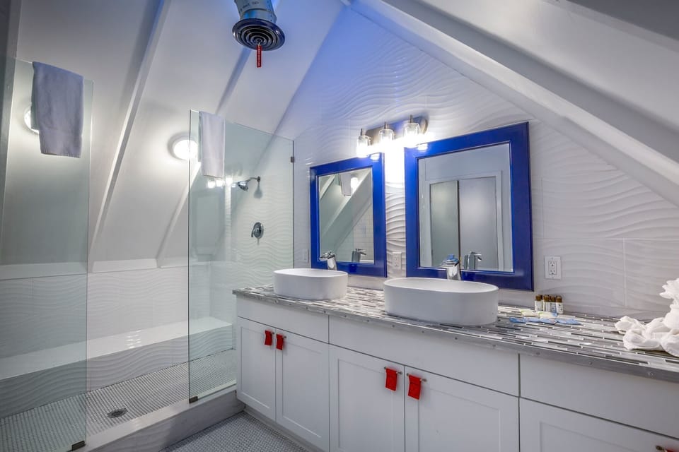 Ibis Bay King Suite | Bathroom | Free toiletries, hair dryer, towels