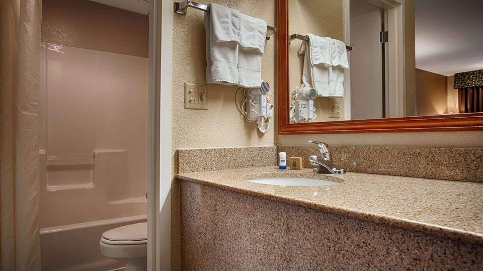 Combined shower/tub, free toiletries, hair dryer, towels