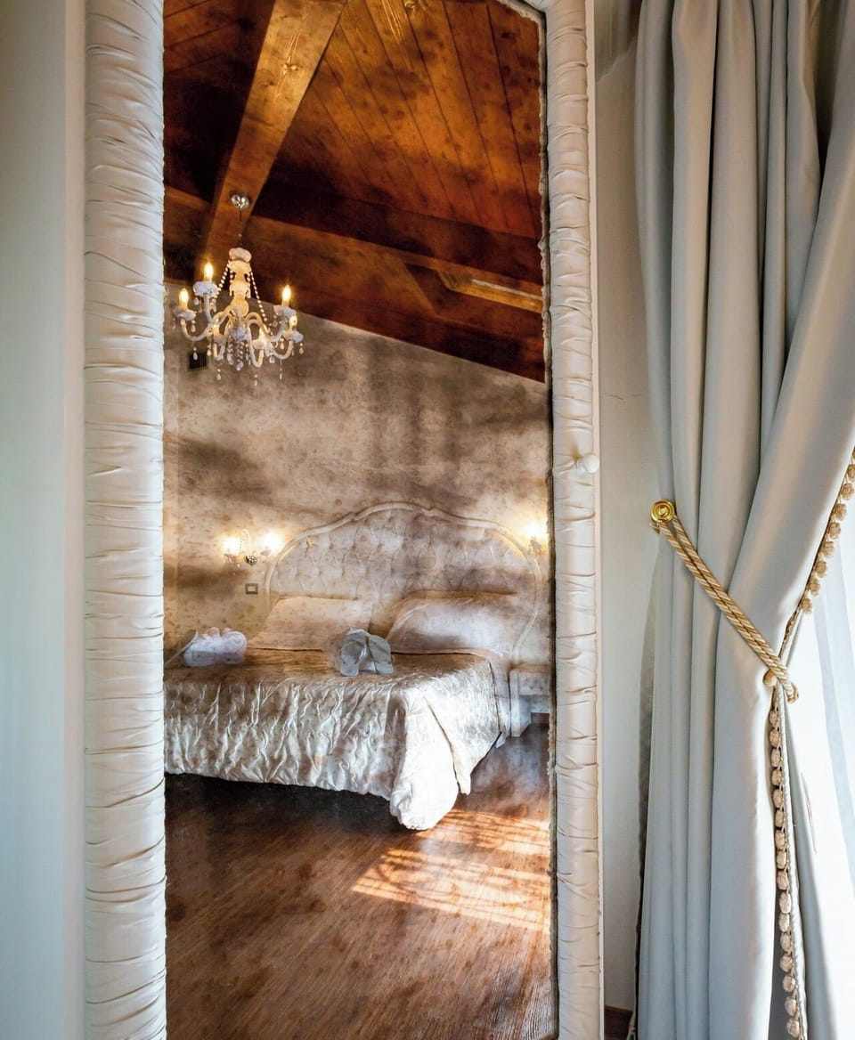 Studio Suite, 1 Double Bed, Hot Tub, Garden View | Premium bedding, down comforters, pillowtop beds, minibar