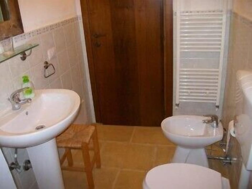 Double Room | Bathroom | Shower, rainfall showerhead, hair dryer, bidet