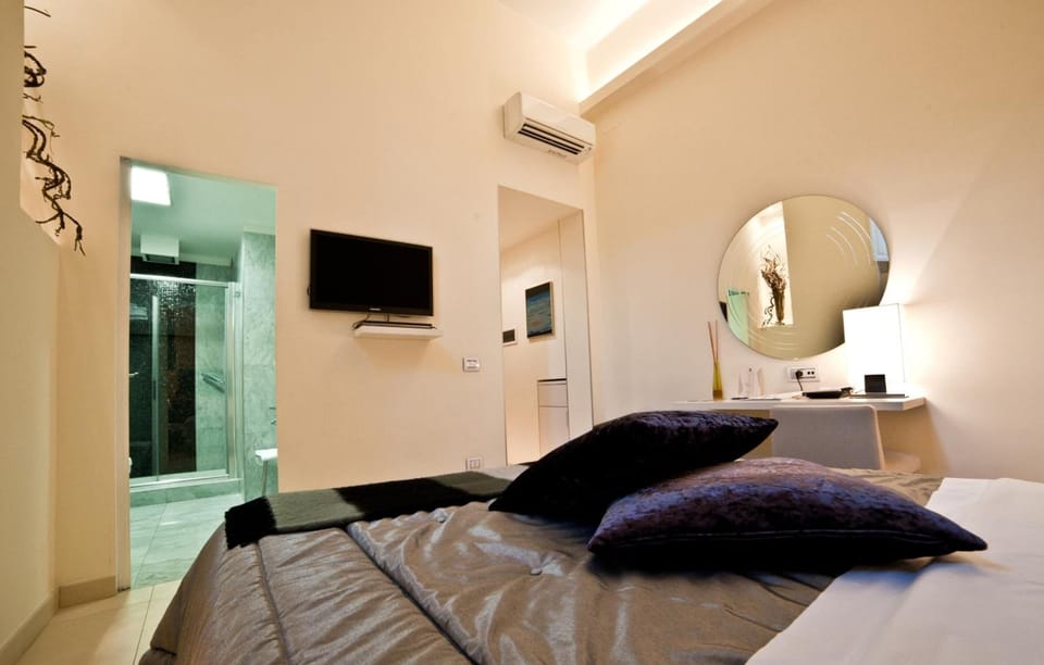 2 bedrooms, Frette Italian sheets, premium bedding, minibar
