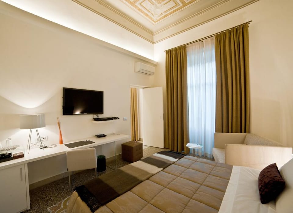 2 bedrooms, Frette Italian sheets, premium bedding, minibar