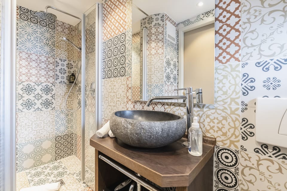 Shower, free toiletries, hair dryer, towels