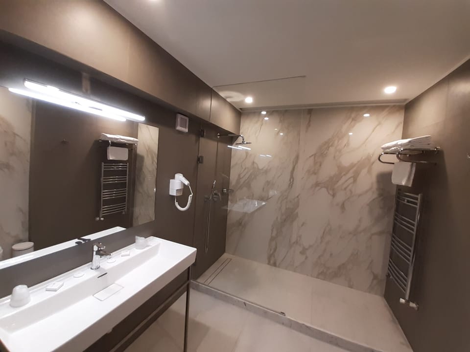 Standard Twin Room | Bathroom | Hair dryer, towels
