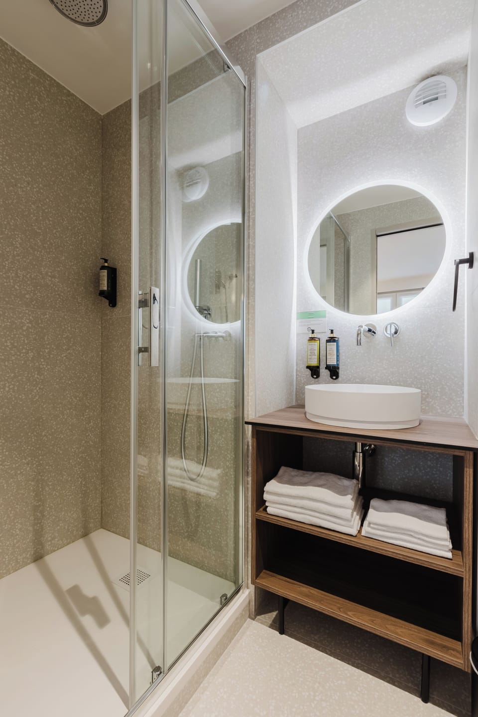 Single Room | Bathroom | Shower, free toiletries, hair dryer, towels